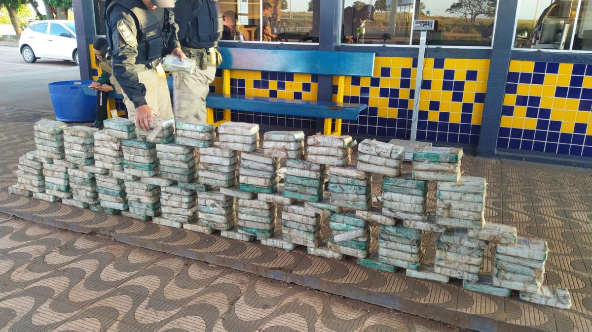 PRF flagra motorista transportando 200 kg de cocaína em pneus de caminhão em MT