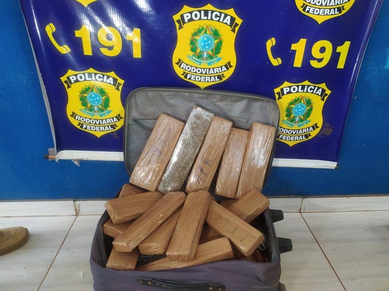 Durante final de semana prolongado, Polícia Rodoviária Federal apreende mais de 200 kg de drogas e apreende armas