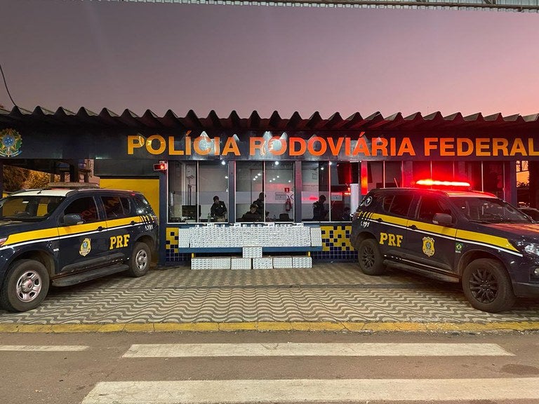 Em mesmo dia PRF apreende pasta base de cocaína, supermaconha e cigarros