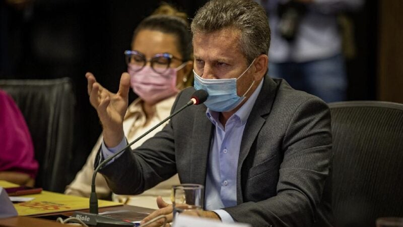 Mauro vai a São Paulo acompanhar cirurgia de Virgínia mas não se licenciará do cargo