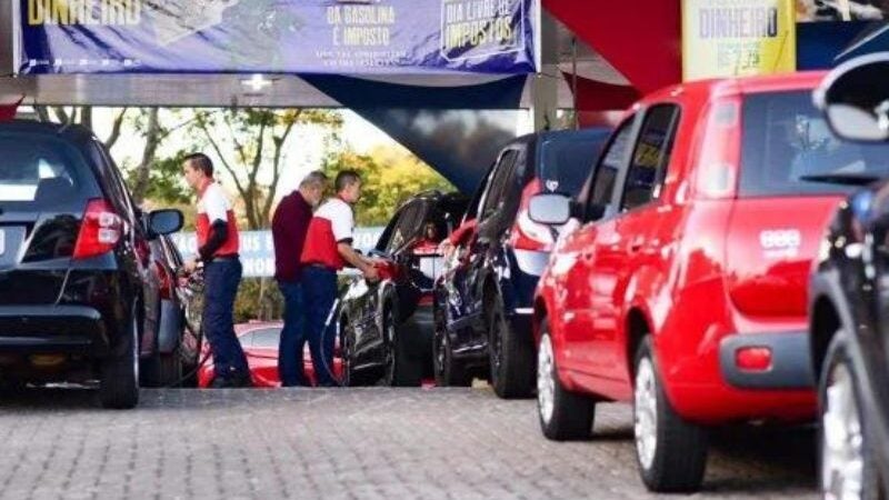 Hoje tem gasolina a até R$ 4,35! Veja cidades participantes do Dia Livre de Impostos