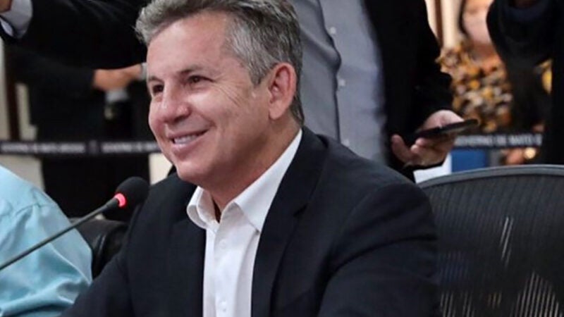 Vídeo: governador entrega equipamentos digitais e autoriza reformar escolas em Cuiabá e Várzea Grande