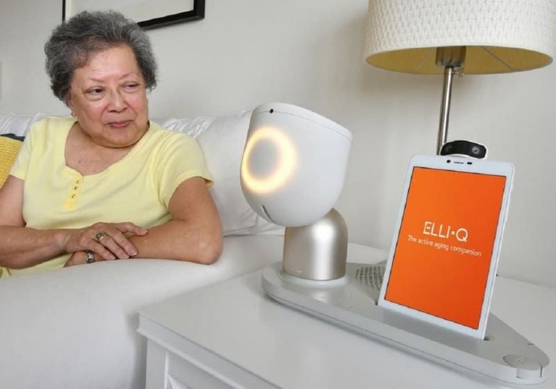 Robôs serão distribuídos para fazer companhia a idosos sozinhos