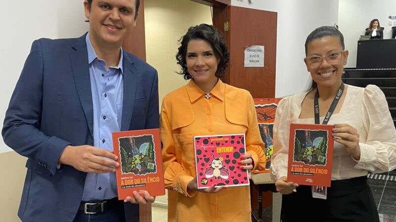 Thiago Silva apoia lançamento de livros e destaca atuação no combate aos crimes infanto-juvenis