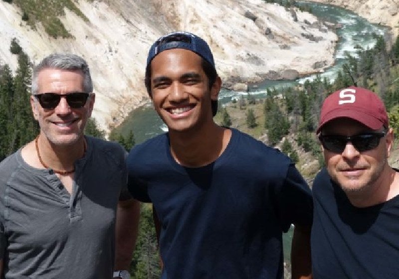 Bebê abandonado no Metrô e adotado por esse casal hoje está assim, lindo!