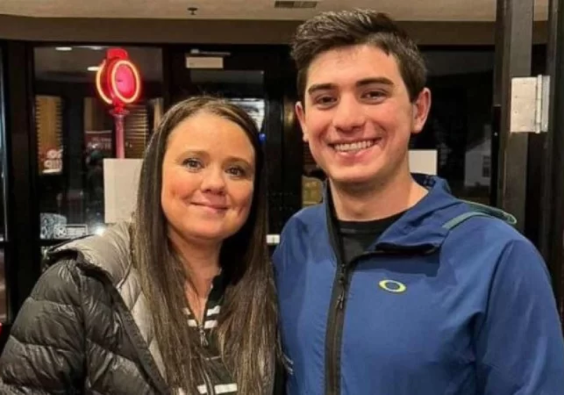 Filho encontra mãe após 20 anos e descobre que são colegas de trabalho