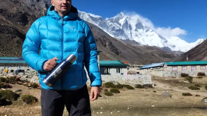 Goiano chega à base do Everest após vencer câncer 5 vezes e amputar perna
