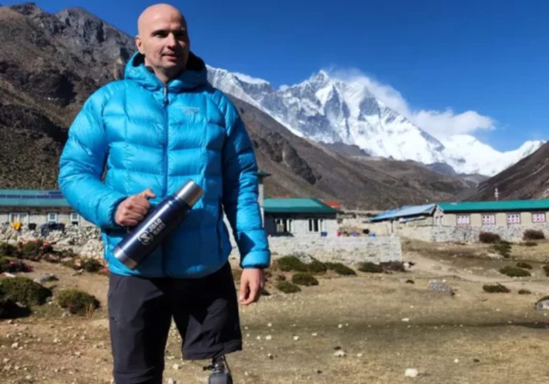 Goiano chega à base do Everest após vencer câncer 5 vezes e amputar perna