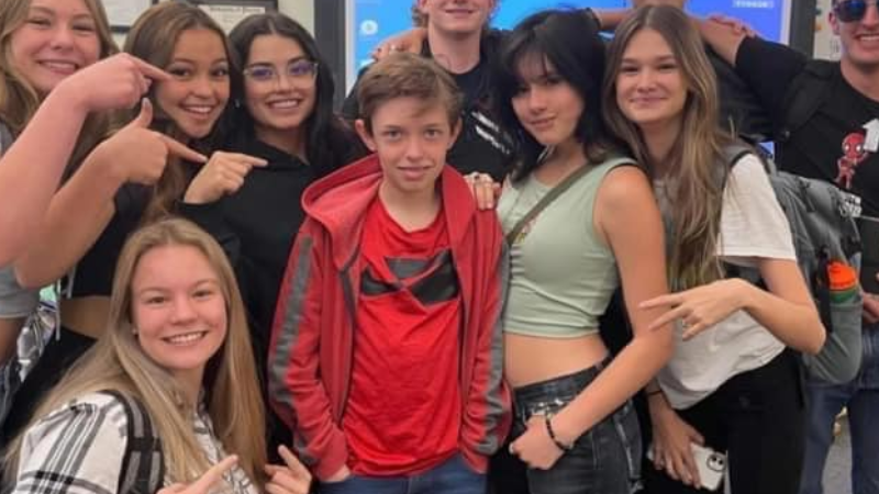 Filho ignorado por colegas de escola tem virada linda após desabafo da mãe