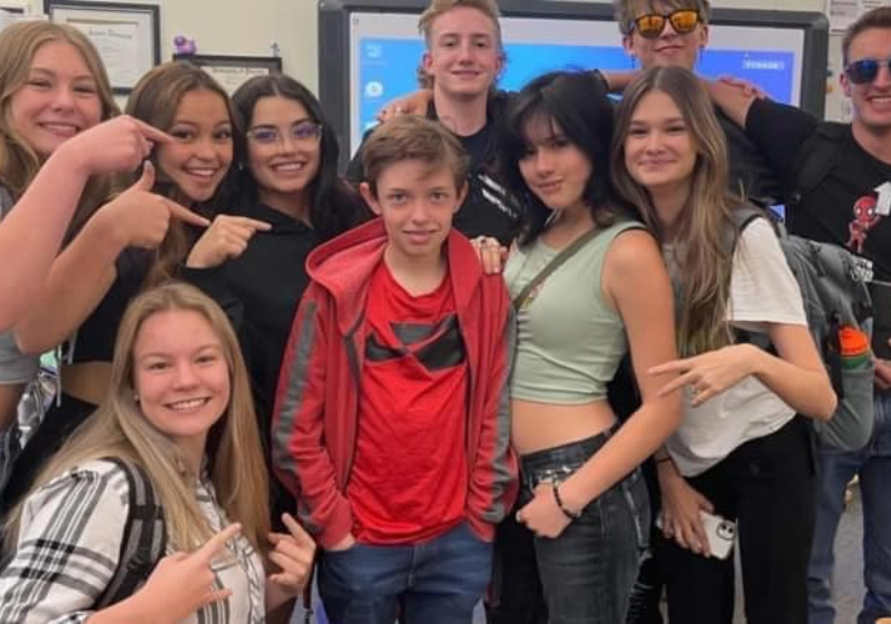 Filho ignorado por colegas de escola tem virada linda após desabafo da mãe