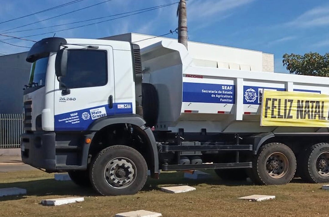 Feliz Natal recebe três maquinários e três caminhões basculantes