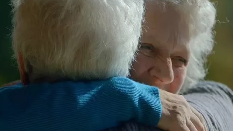 Mulher de 65, adotada ainda bebê, reencontra mãe biológica de 84 anos
