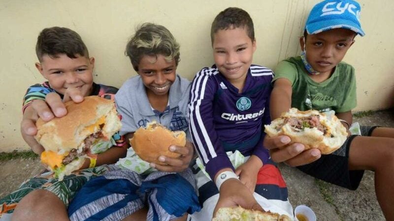 Projeto distribui hambúrgueres e faz alegria de 400 crianças em comunidade de SP