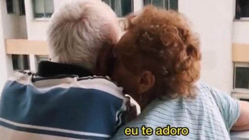 Idosos com Alzheimer fazem juras de amor na varanda e encantam as redes: VÍDEO