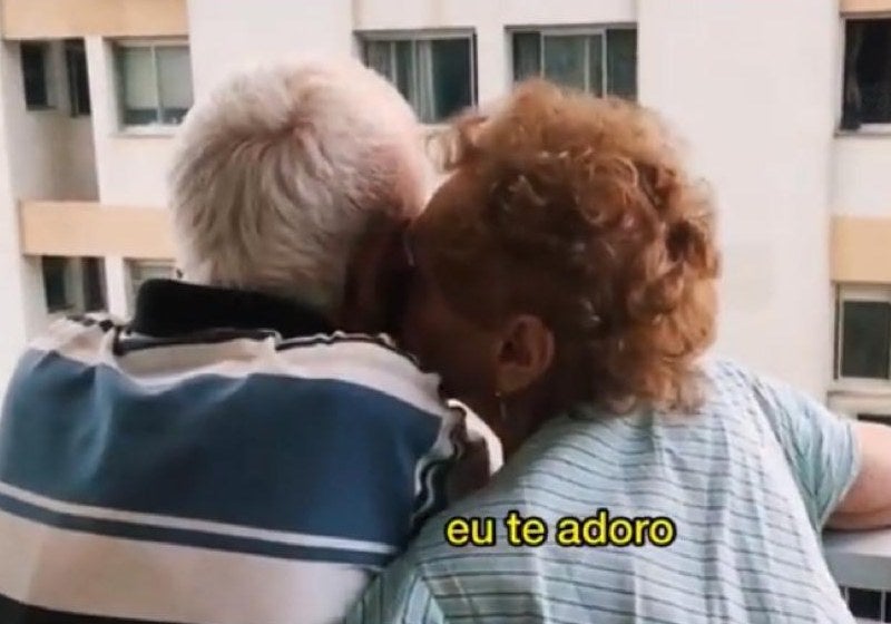 Idosos com Alzheimer fazem juras de amor na varanda e encantam as redes: VÍDEO