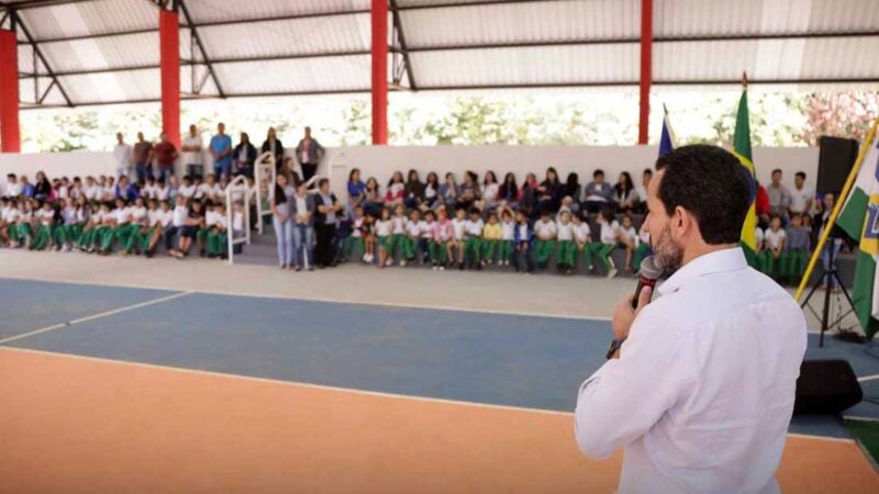Prefeito inaugura quadra esportiva em comunidade de Nova Mutum onde foi investido R$ 1,2 milhão