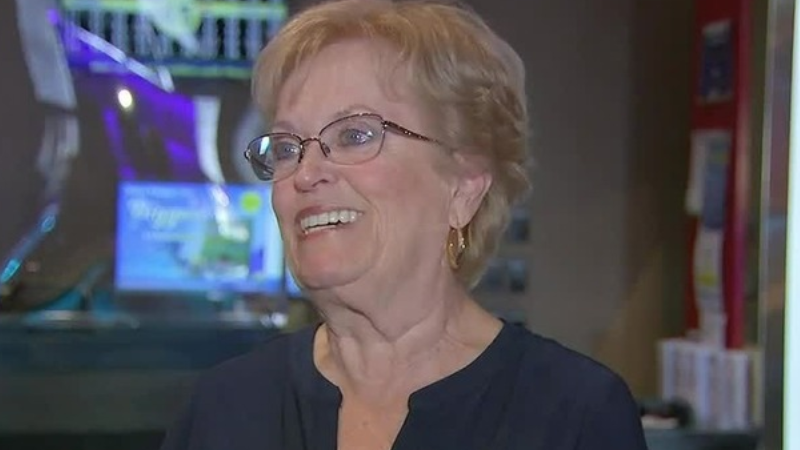 Mulher ganha bilhete como gorjeta e fatura R$ 10 mil na loteria