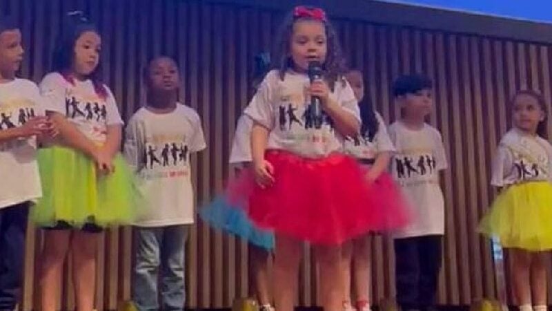 A menina de 5 anos canta música infantil como ópera e viraliza: VÍDEO