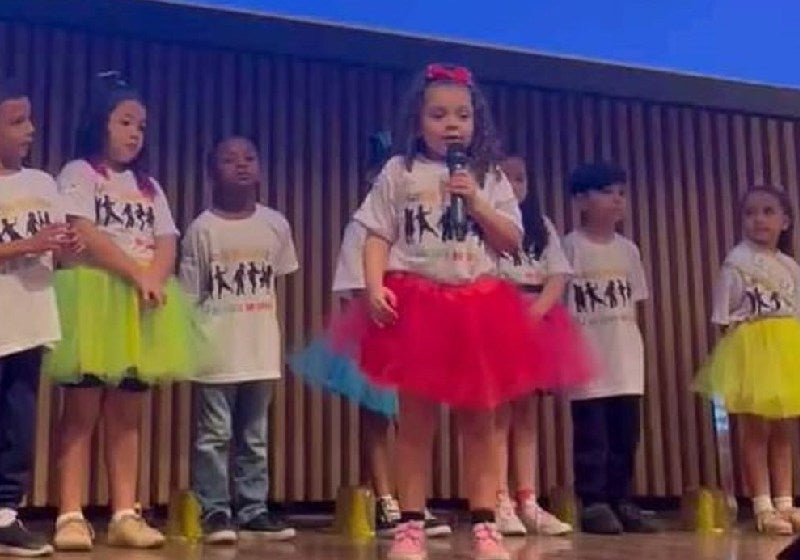 A menina de 5 anos canta música infantil como ópera e viraliza: VÍDEO