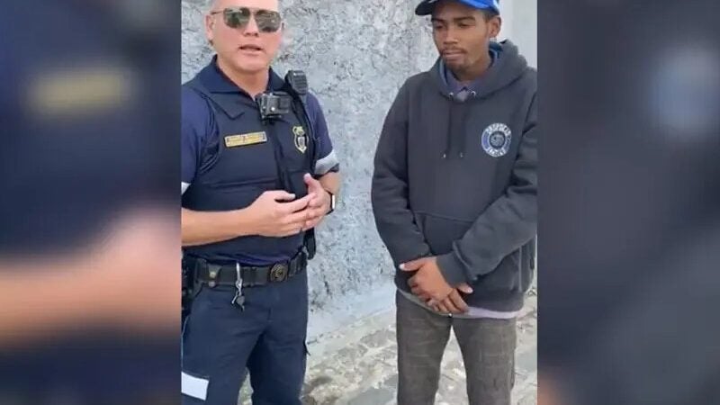 Homem que vive nas ruas encontra 3 iPhones e devolve no PR: honestidade