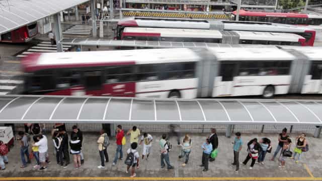 Motoristas de ônibus mantêm greve para segunda em SP
