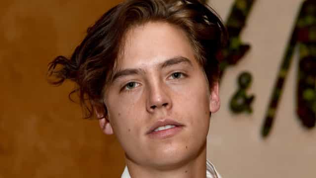 Ator Cole Sprouse surpreende seguidores com fotografia em que aparece nu