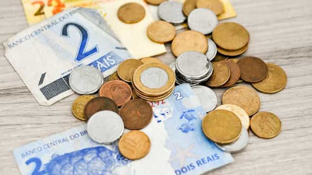 Renda dos 5% mais pobres não compra nem dois pratos feitos por mês