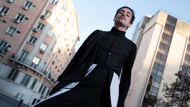 Após reclamar de dificuldades financeiras, Johnny Hooker faz turnê na Europa