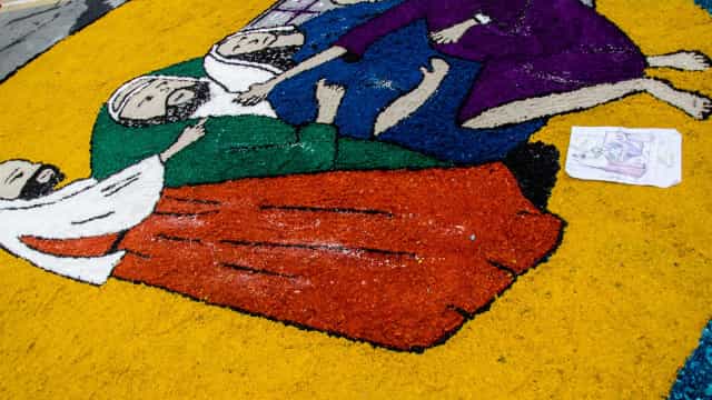 Igrejas com tapetes coloridos de Corpus Christi esperam retomar público pré-Covid