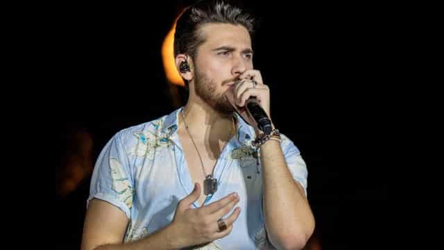Gustavo Mioto canta em homenagem à Marília Mendonça e chuva emociona fãs