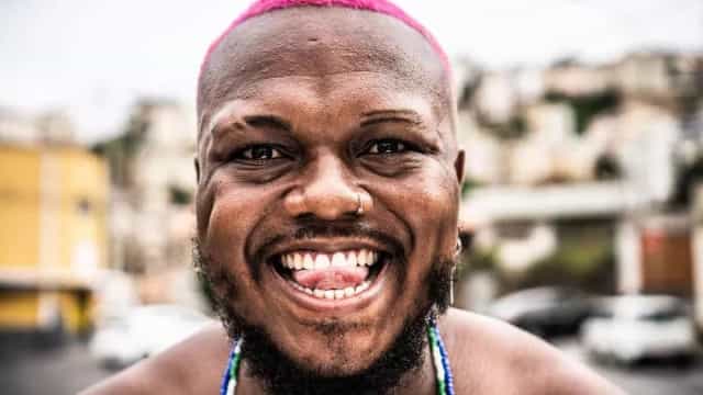 Djonga coloca ‘fogo nos racistas’ de verdade em show; assista performance