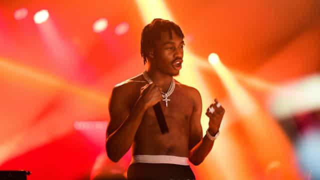 Rapper Lil Tjay operado de emergência após ser baleado em tiroteio