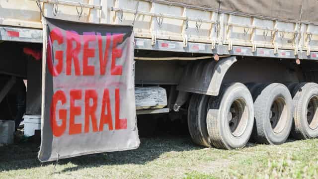 Caminhoneiros dizem que governo não resolve problema do diesel e falam em greve