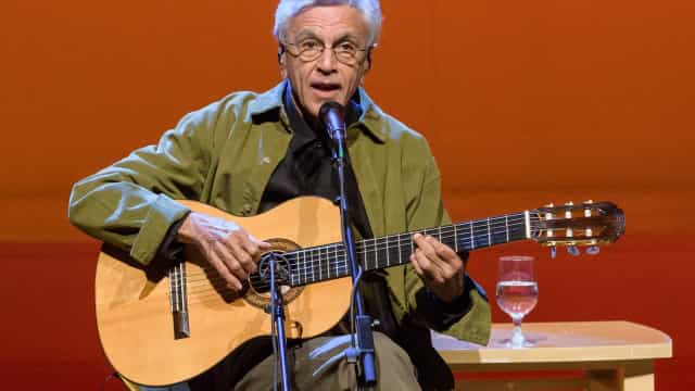Em Brasília, Caetano Veloso homenageia Dom Phillips e Bruno Pereira ao vivo