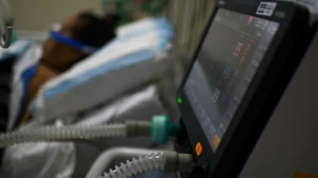 Covid: média móvel de casos dobra em 2 semanas e volta ao nível de final de março