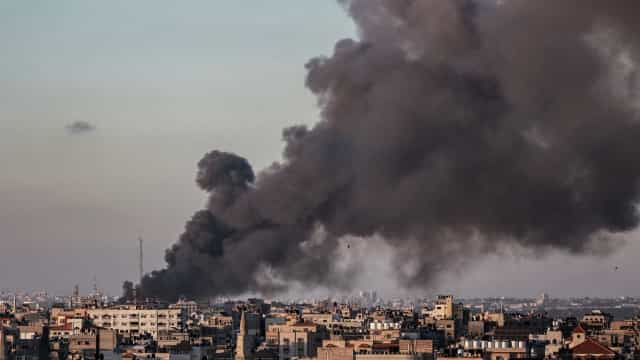 Israel ataca instalações do Hamas em Gaza após ser alvo de disparo de foguetes