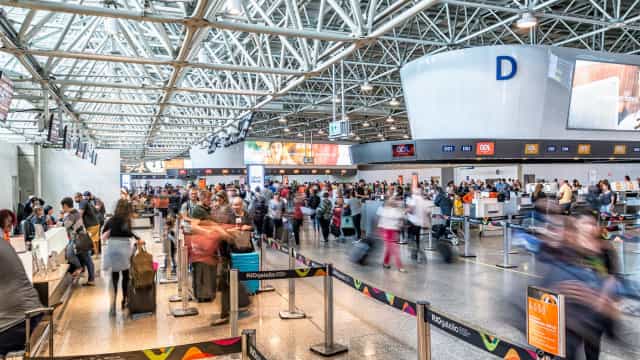 Galeão lança campanha sobre riscos de soltura de balões para aviação