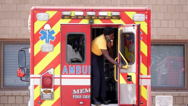 Menino de dois anos mata pai com tiro acidental nos EUA. Mãe foi detida