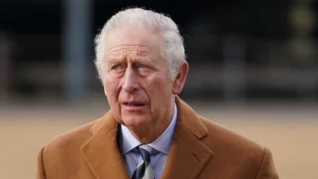 Príncipe Charles ficou ‘emocionado’ ao conhecer a filha de Harry e Meghan