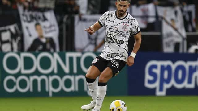 Corinthians leva sufoco, mas vence Atlético-GO e dorme líder do Brasileirão