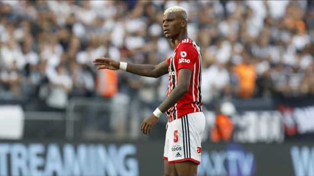 Arboleda rompe ligamentos do tornozelo, passará por cirurgia e perde a temporada