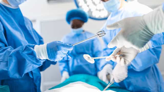 Médica realiza vasectomia em menino de 4 anos durante cirurgia de hérnia