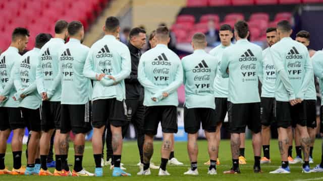 Scaloni pede Argentina cautelosa apesar de boa fase: ‘Não somos invencíveis’