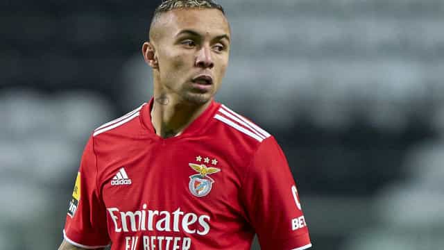 Cebolinha desembarca no Rio para assinar com Fla e sonha com Copa do Mundo