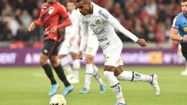 Santos empata com Athletico-PR e segue sem vencer fora de casa no Brasileirão