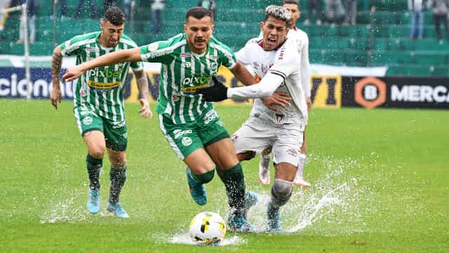 Juventude supera campo encharcado e bate o Fluminense