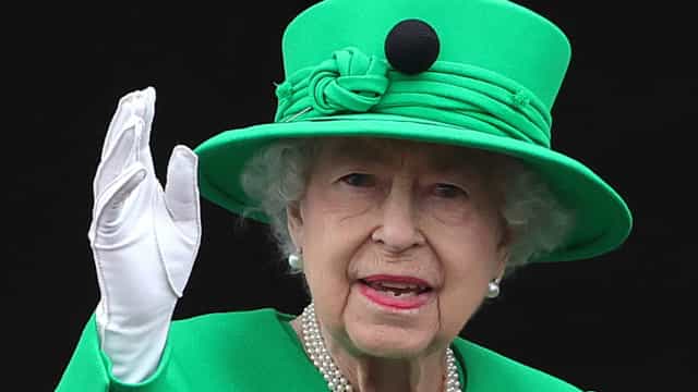 Rainha Elizabeth 2ª faz aparição no último dia de seu Jubileu de Platina