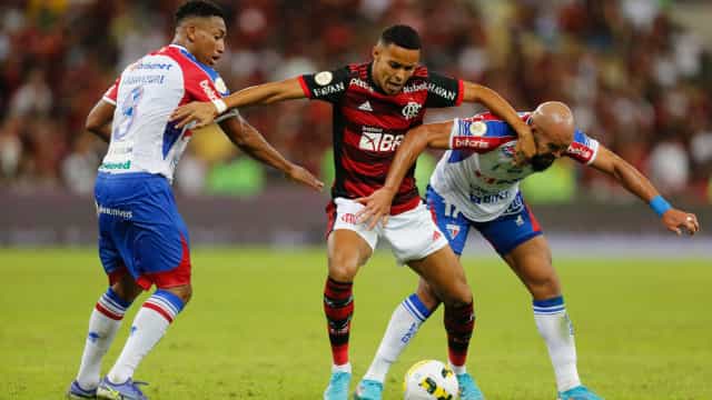 Fortaleza marca no fim e bate Flamengo no RJ