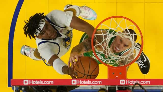 Warriors atropelam Celtics no terceiro quarto e empatam série final da NBA