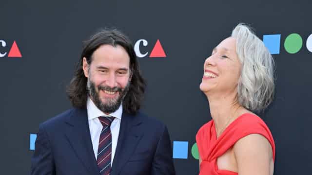 Keanu Reeves posa com a namorada no ‘red carpet’ em rara ocasião